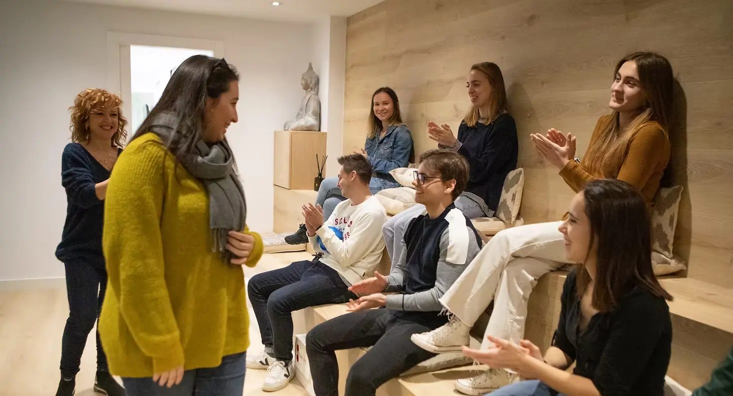 Ambiente de confianza en un taller de oratoria para perder los nervios y la vergüenza a hablar en público