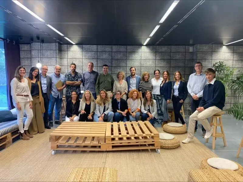 Grupo de profesionales de una empresa tras una formación in company con Beth Rosell