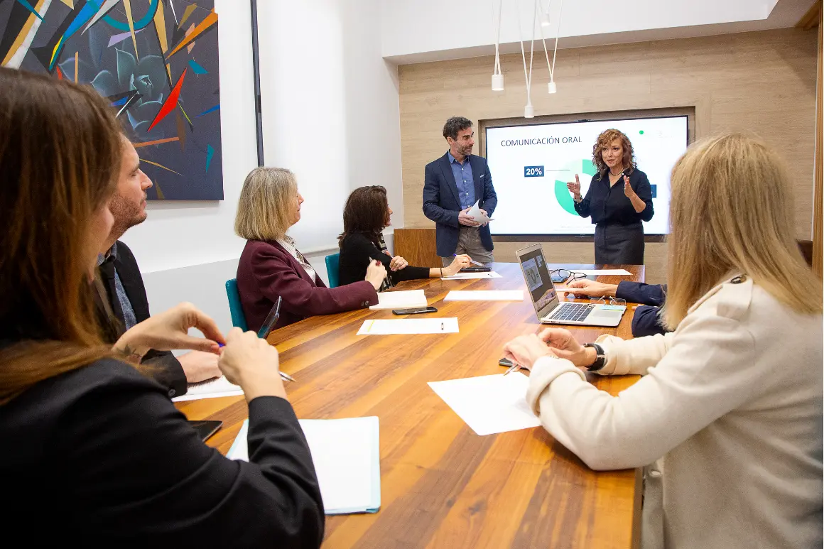 Beth Rosell impartiendo una formación de comunicación a un equipo de empresa