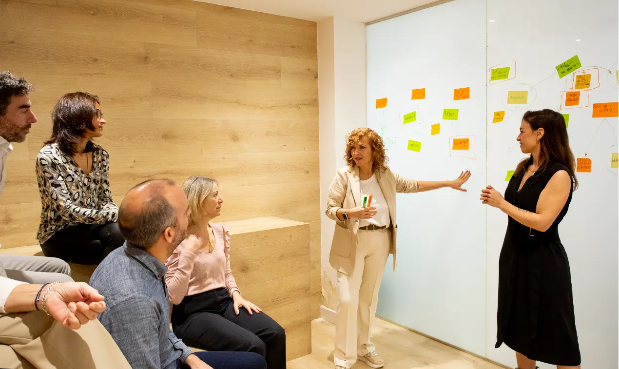 Una participante practica su intervención ante el grupo con Beth Rosell: entrenamiento con el método