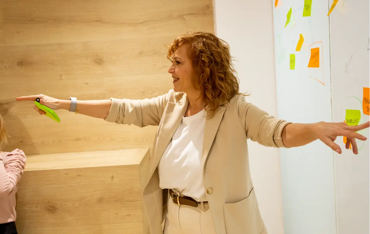 Beth Rosell explicando un ejercicio en un entrenamiento de comunicación interpersonal