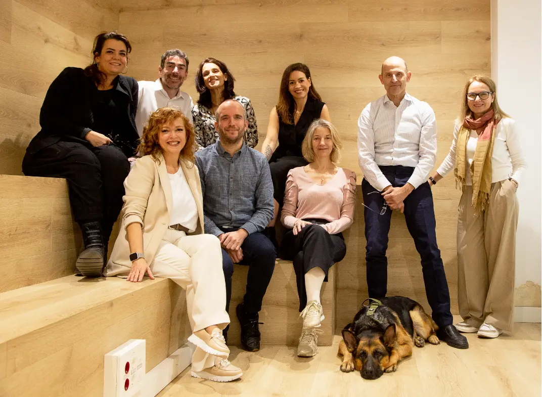 Equipo de una empresa tras un taller de comunicación interpersonal con Beth Rosell